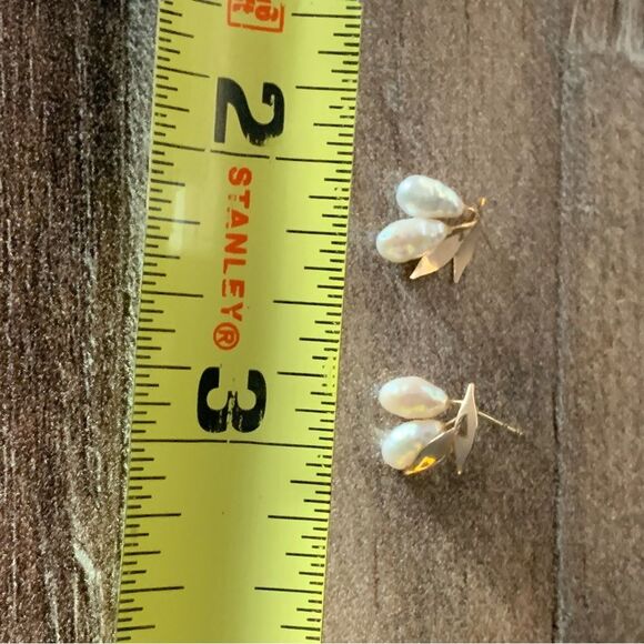 14K Yellow Gold Baroque Pearl Stud Earrings Fruit Motif Leaf Cluster 0.7g (FLAW) - Picture 8 of 16